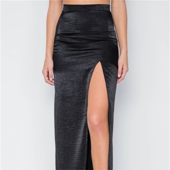 Night and Day long satin skirt with slit - Picture 3 of 10